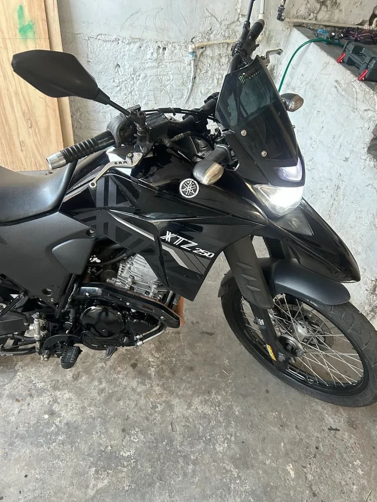 Lander 250 preta 