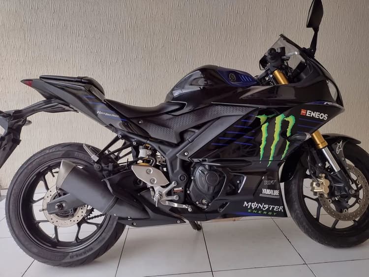 Yamaha R3 Monster.