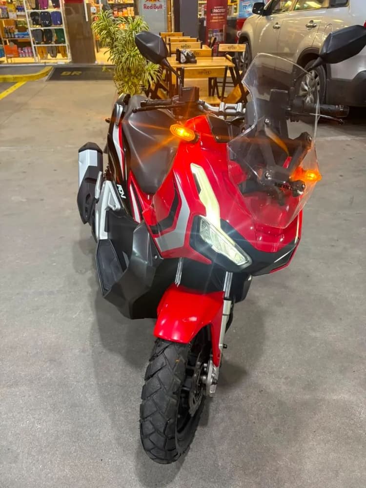 ADV 150 praticamente zero 