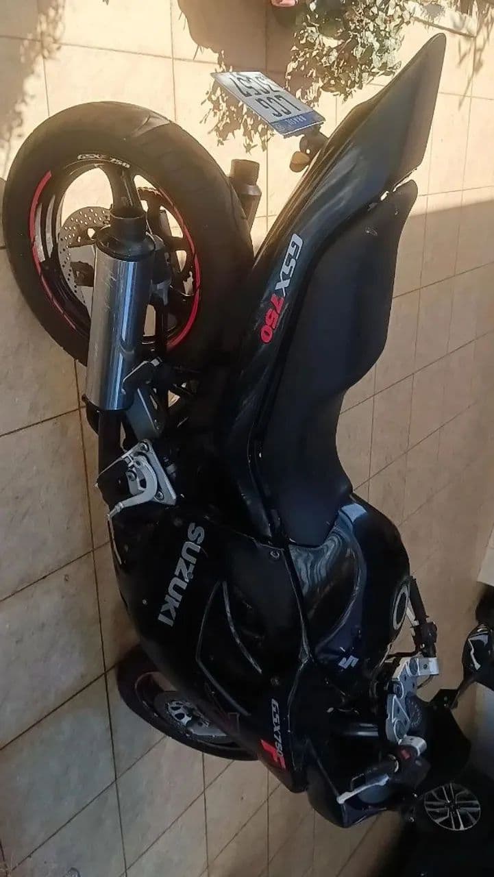 SUZUKI GSX 750F