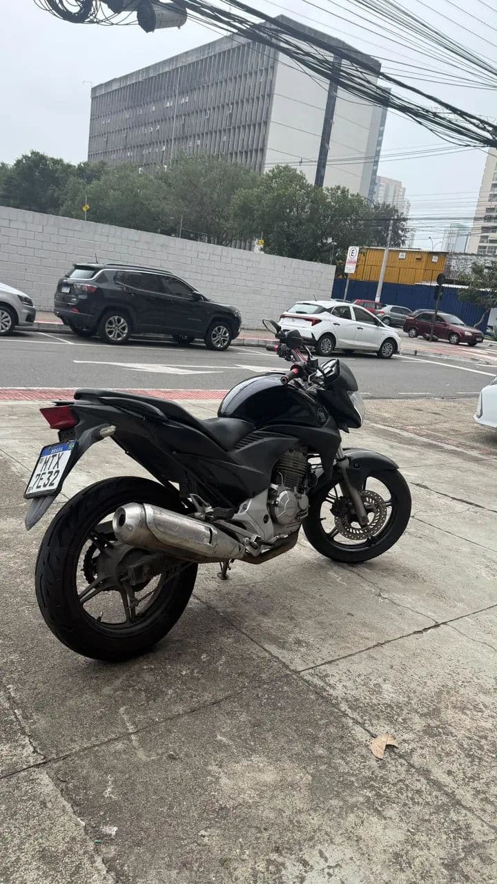 Moto CB 300 2011 preta