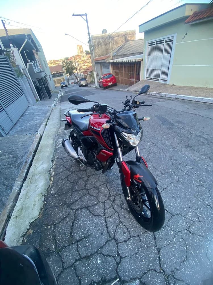 Fz15 vermelha 