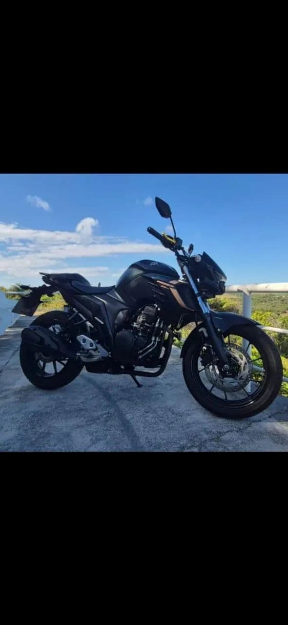 Moto super conservada cor verde fosco com preta 