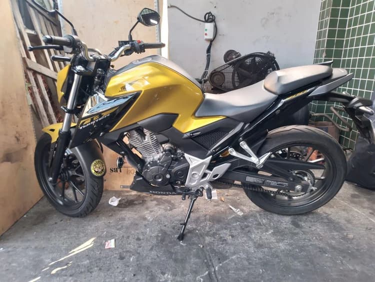 Cb300f 2024 dourada 