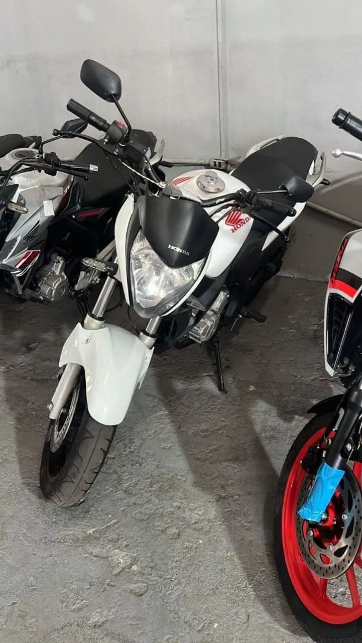 CB300 super bem conservada 