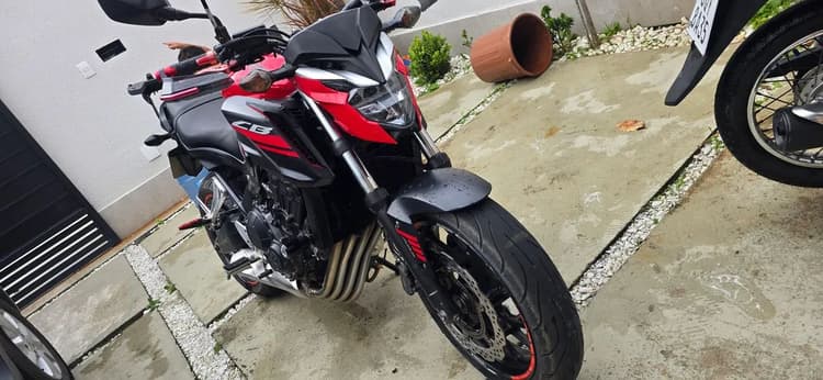 Cb650f com acessórios esportivos