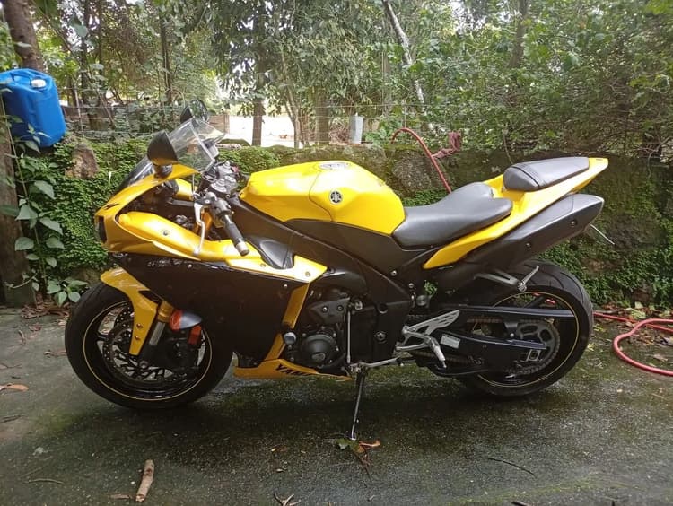 Yamaha R1 
