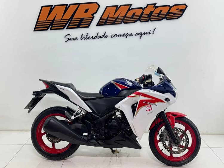 HONDA CBR 250R **POSSUI LEILÃO**