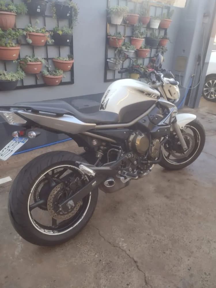 XJ6 branco pérola 
