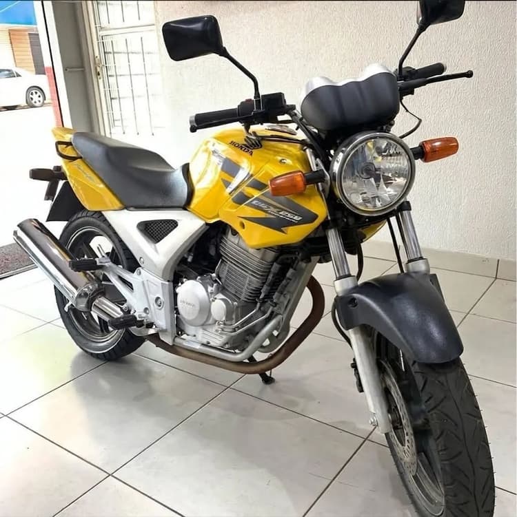Honda twister 250 em dia e rodando bem