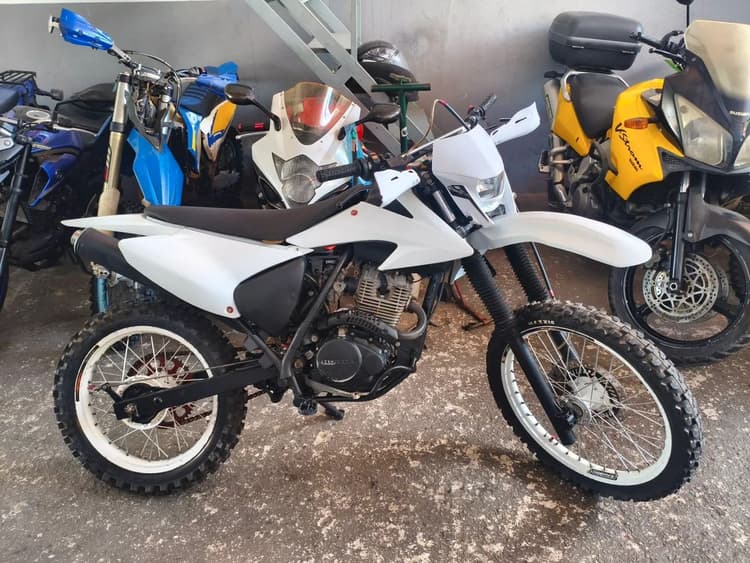 Vendo ou troco NX 200 C/ roupa de CRF 