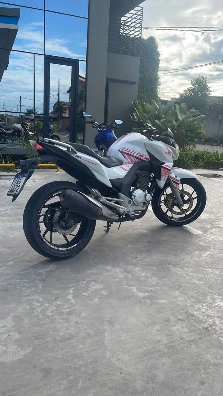CB Twister 2022, no ponto de transferir. 