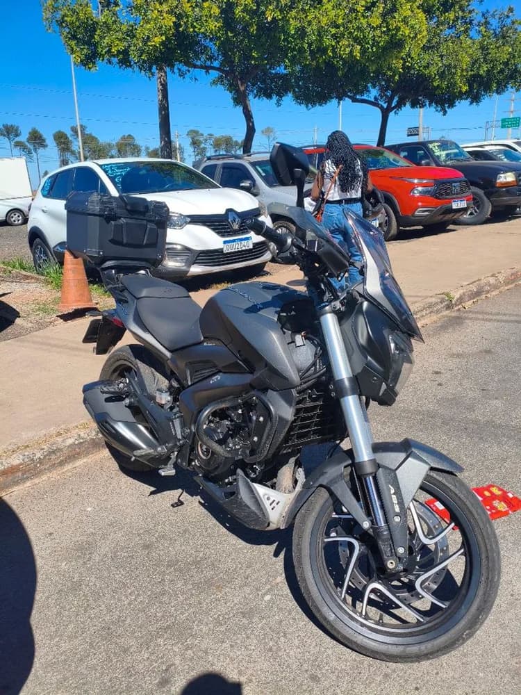 Vende-se D400 nova