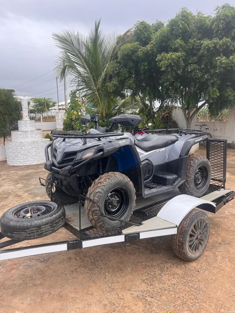 Quadriciclo com carretinha 