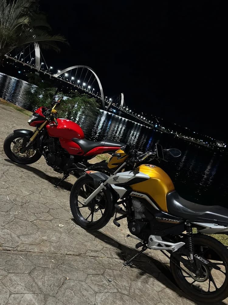 Moto de garagem bem conservada 