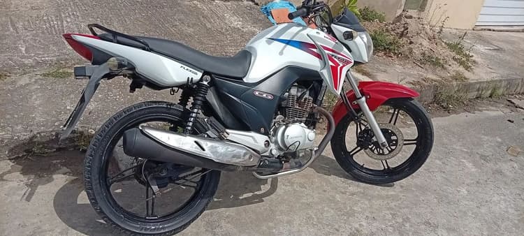 Vendo moto 150 bem conservada 