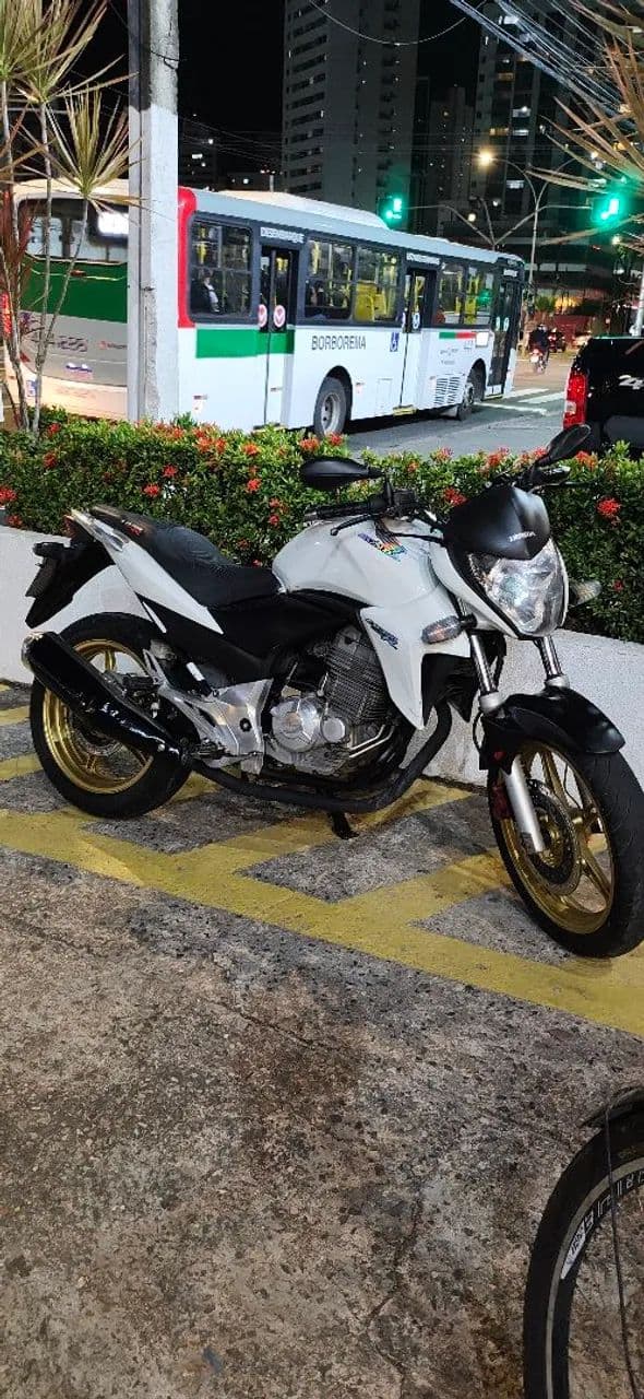 CB 300R CONSERVADA E REVISADA