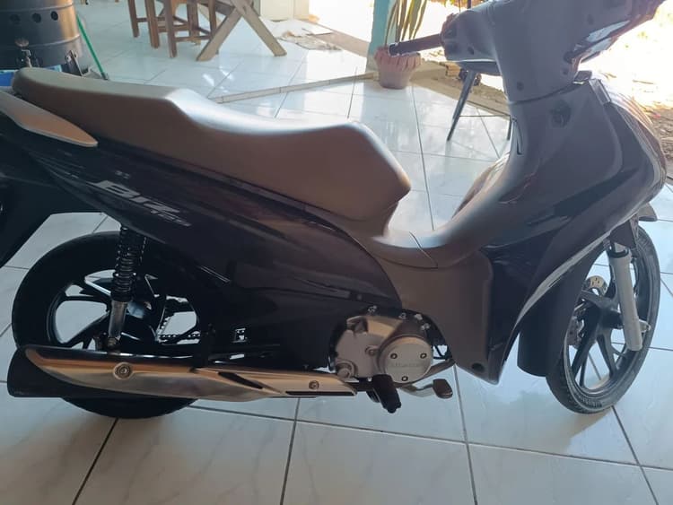 Vende -se uma moto .