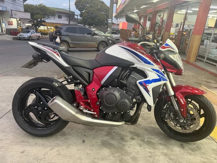 Vende-se CB 1000 muito nova 