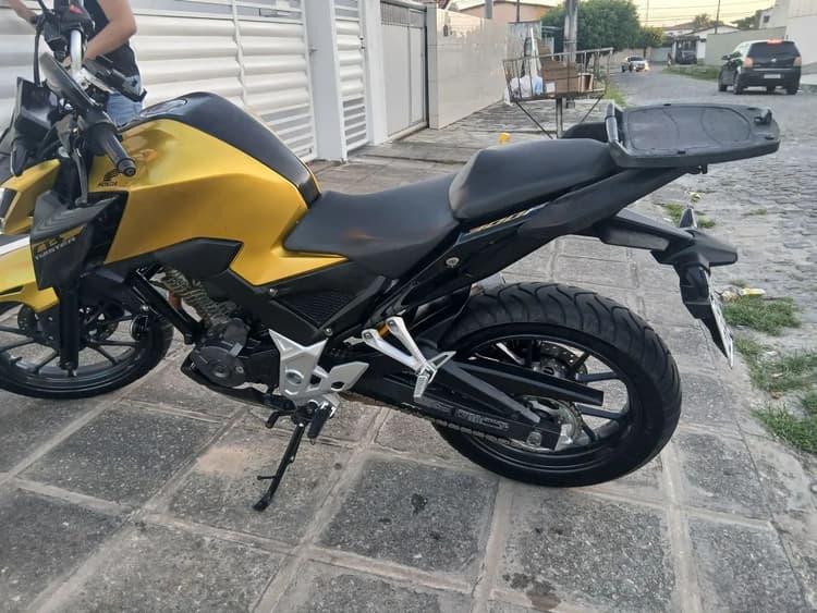 CB300F bem conservada. 
