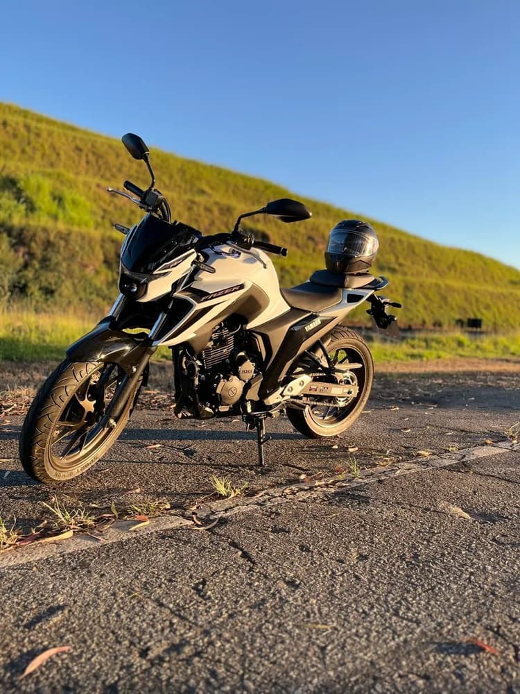 Fazer250 branca e preta 