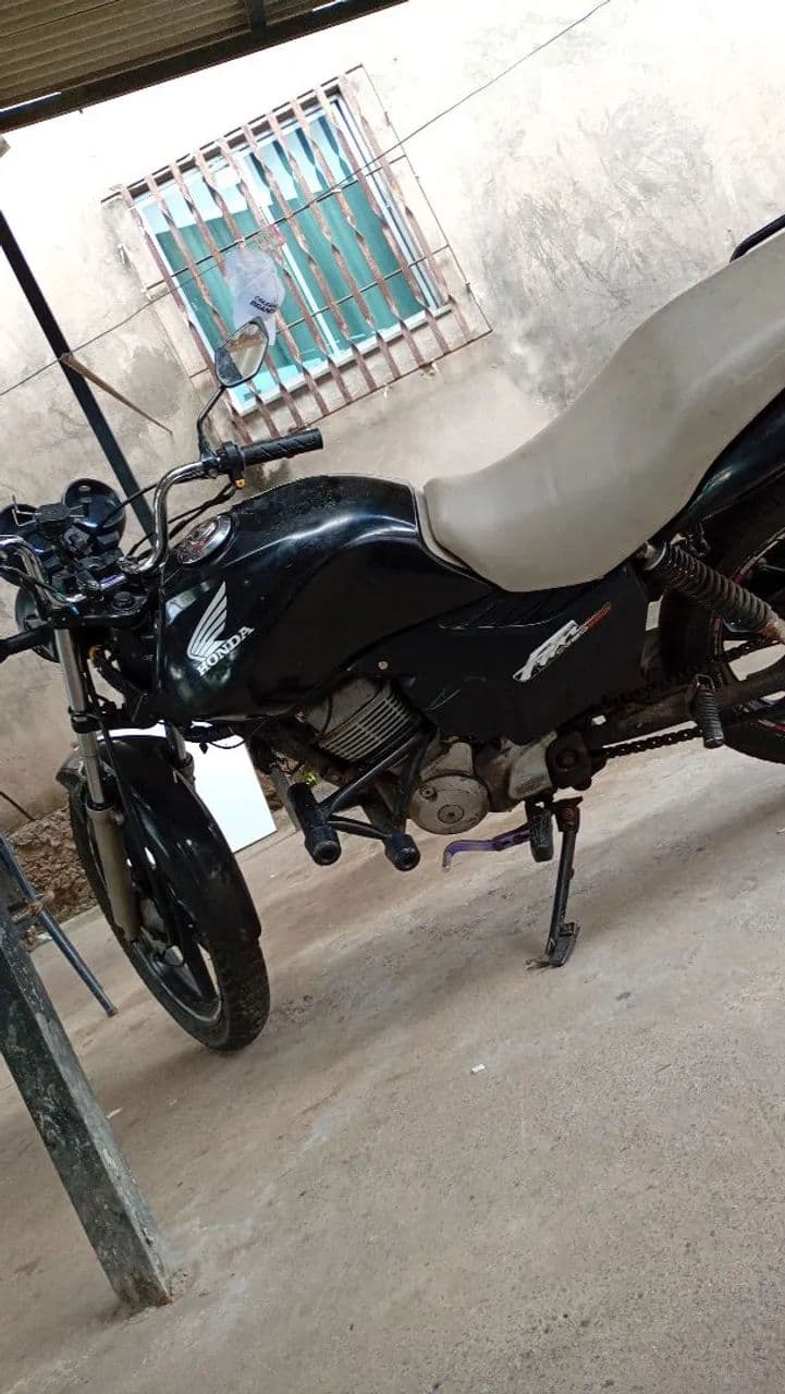 Vendo 150 com algumas avarias...