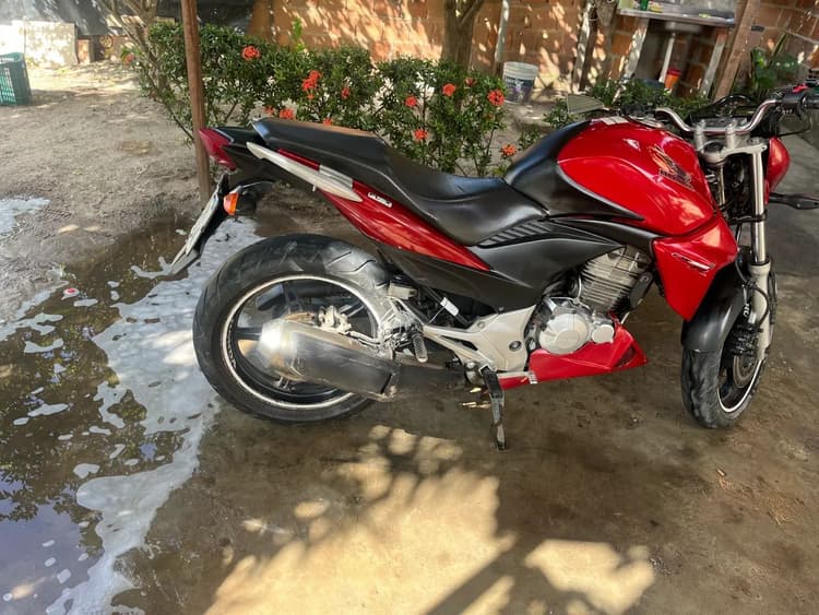 CB300 vermelha 