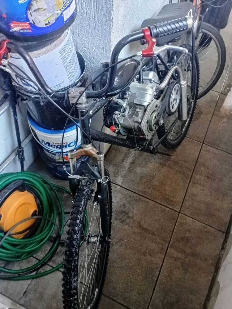Bicicleta motorizada 4 tempos com defeito 