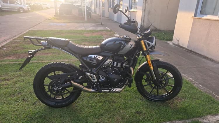 Triumph Scrambler 400x com acessórios