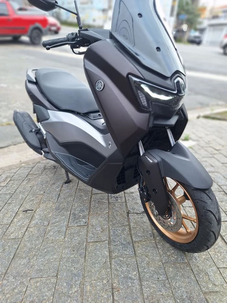 Nmax 2025  apenas 443 km 