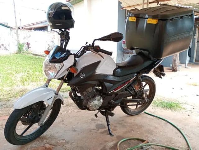 Yamaha Factor 150 ED com baú e capacete
