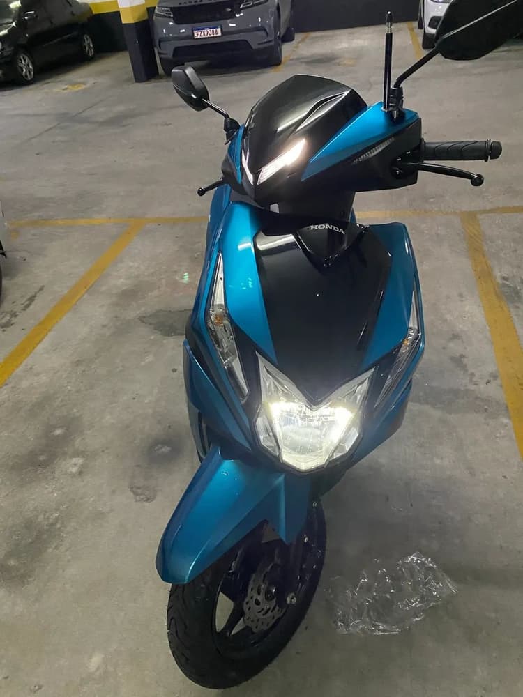 Moto impecável com 1000km 