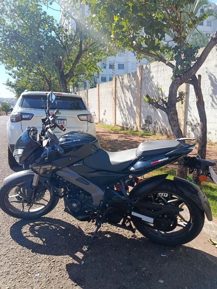 Dominar NS 200